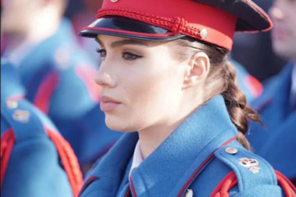 (FOTO) Prelepa policajka očarala region, a sada je objavila lepe vesti! Ovakvu je sigurno ne biste prepoznali