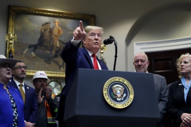 Tramp o neredima u SAD: Mentalno nestabilna levo orijentisana rulja pokušava da vandalizuje našu istoriju!