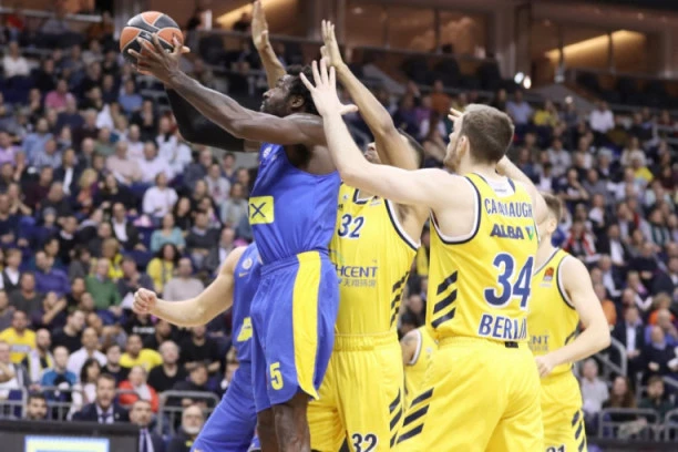 (VIDEO) Makabi trojkama srušio Albu, "zeleni" se izgubili u gradu mode!