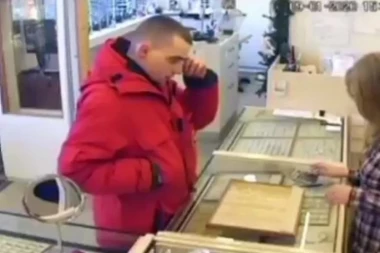 (VIDEO) LOPOV AMATER! Pokušao da opljačka zlataru, ali onda je SVE POŠLO NAOPAKO