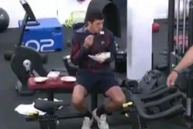 (VIDEO) Uhvaćen na delu: Đoković ždere u teretani, misli da ga niko ne vidi!