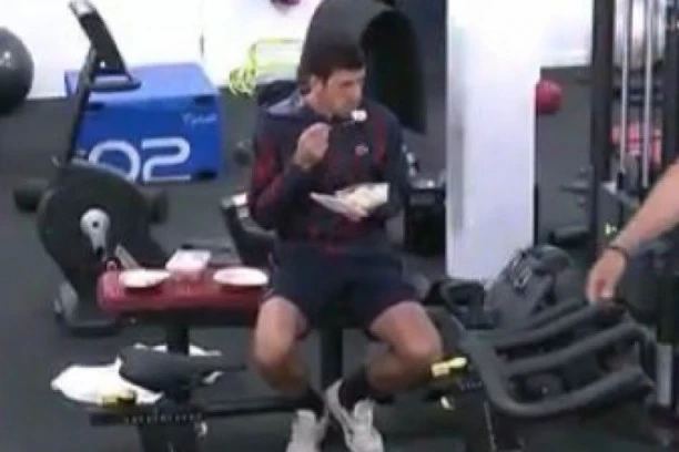 (VIDEO) Uhvaćen na delu: Đoković ždere u teretani, misli da ga niko ne vidi!