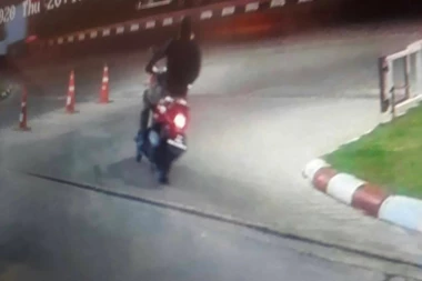 (UZNEMIRUJUĆI VIDEO) Ovako je monstrum sa Tajlanda rešetao ljude, a među njima i dvogodišnjeg dečaka