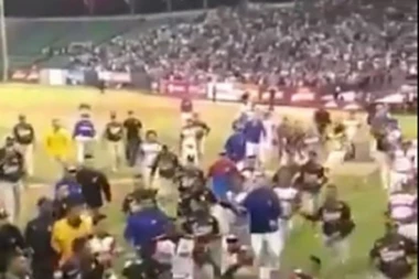 Bejzbol palica konačno poslužila svrsi: Nezapamćena tuča usred meča u Venecueli!