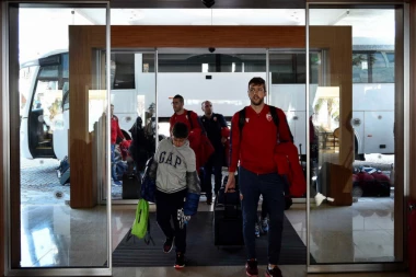 (FOTO) Zvezda doputovala u Pafos bez dvojice stranaca!