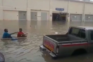 (VIDEO) POTOPLJEN DUBAI: Jedan od najprometnijih aerodroma na svetu van funkcije!