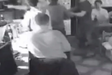 (VIDEO) ŠOKANTAN SNIMAK: Migranti maltretiraju stanovnike Obrenovca