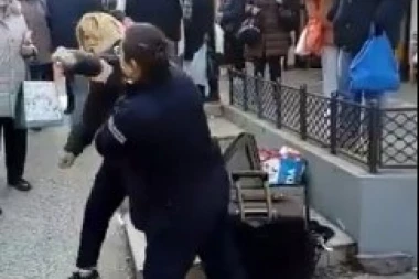 (VIDEO) HAOS NA VIDIKOVAČKOJ PIJACI: Žena nokautirala komunalnu policajku, pa se dala u beg!