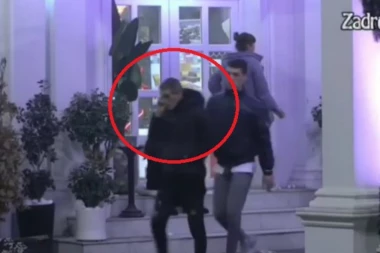 (VIDEO) ŠOK: Lepi Mića opušteno telefonira i šeta "Zadrugom"?!