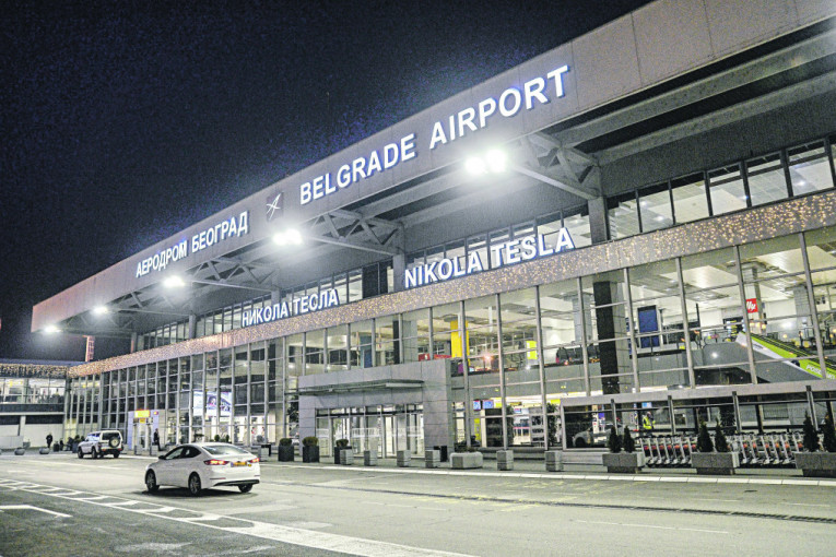 (VIDEO) Avion iz Kine koji je finansirala EU, pun medicinske pomoći sleteo u Beograd!