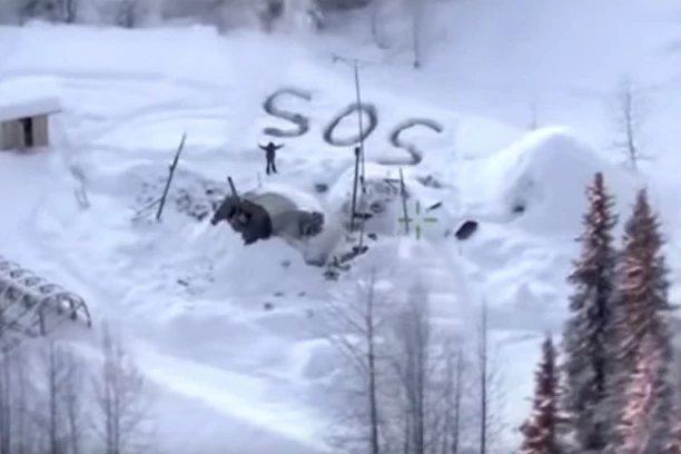 (VIDEO) Filmska priča! Preživeo 3 nedelje na Aljasci bez ičega, videli njegovo SOS u snegu