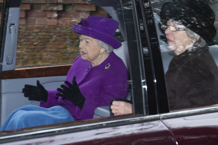 BRIGA IH ZA HARIJA I MEGAN: Evo šta u Bakingemskoj palati misle o pobačaju odbegle snajke!