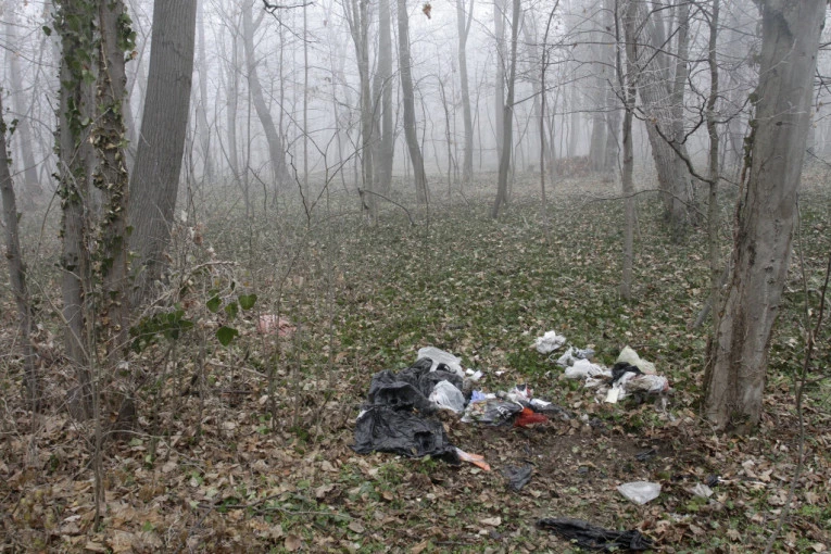 (FOTO) Gusta magla, razbacane kese! Jezivo mesto gde je pronađen mrtav beskućnik