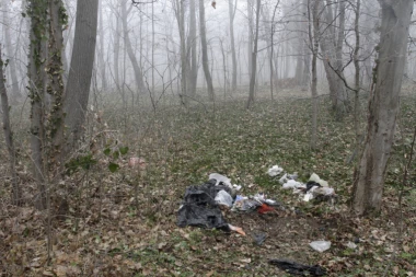 (FOTO) Gusta magla, razbacane kese! Jezivo mesto gde je pronađen mrtav beskućnik
