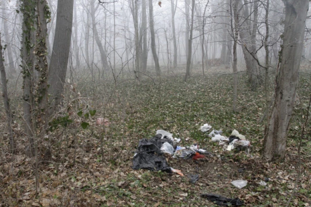 (FOTO) Gusta magla, razbacane kese! Jezivo mesto gde je pronađen mrtav beskućnik
