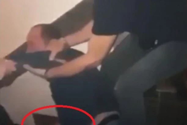 (VIDEO) Nije ga ispuštao iz ruku: Jedan detalj na snimku batinjanja Mileta Kitića niko nije primetio!