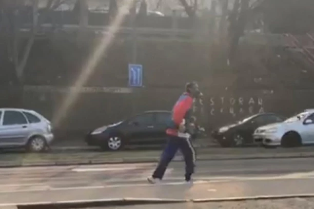 (VIDEO) Jesu li se to vratile vežbe narodne odbrane? Na Voždovcu primećen džoging sa neobičnom sportskom opremom