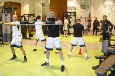 (FOTO) Ljubimac Grobara iznenadio fudbalere Partizana u Beleku