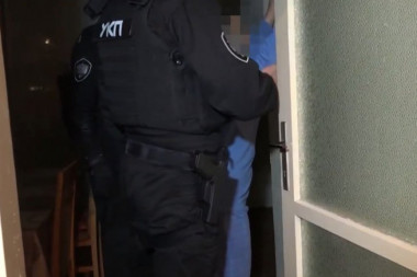 (VIDEO) OVAKO JE IZVEDENA FILMSKA AKCIJA POLICIJE: Specijalci na prepad u toku noći pohapsili prostitutke, našli tarifnik sa sve parama!