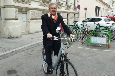(FOTO) SVAKA ČAST: Ambasador Srbije u Austriji otišao na Novogodišnji prijem biciklom