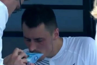 (VIDEO) Užas: Bernard Tomić nije mogao da diše, primio kiseonik usred meča!