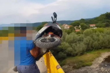 (VIDEO) BAŠ SE NALJUTIO! Leskovčanin dobio kaznu zbog kacige, a onda je zavrljačio motor u reku!