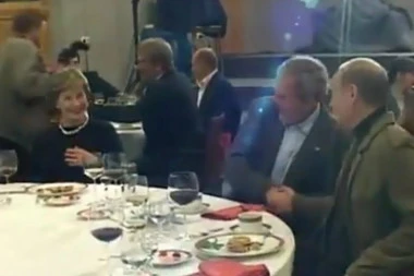 (VIDEO) Do sada neviđeni snimak: Putin i Buš na proslavi plešu tradicionalne ruske igre