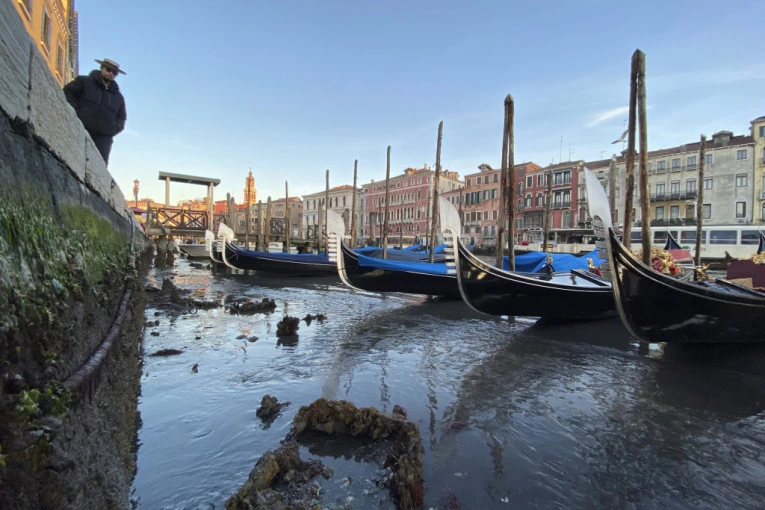HAOS U VENECIJI - VELIKI SUDAR TURISTIČKIH BRODOVA! Ima povređenih! (FOTO)
