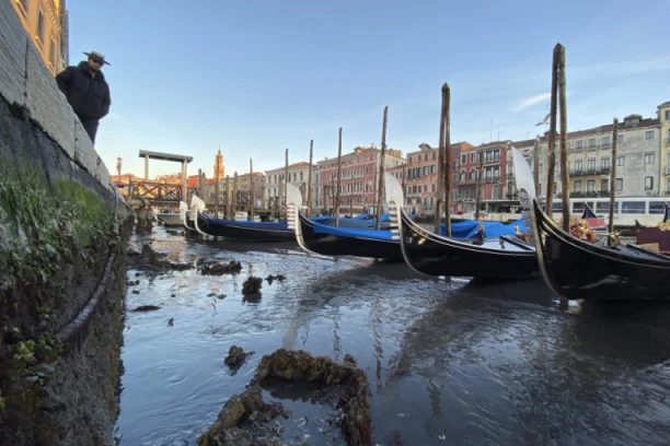 HAOS U VENECIJI - VELIKI SUDAR TURISTIČKIH BRODOVA! Ima povređenih! (FOTO)
