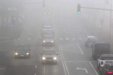 VOZAČI, OPREZ! Magla usporava saobraćaj na pojedinim deonicama, a zbog POLEDICE moguće PROKLIZAVANJE
