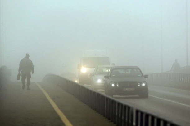 VIDLJIVOST SMANJENA, SAOBRAĆAJ OTEŽAN! Vozači, na putevima je GUSTA MAGLA, oprez!