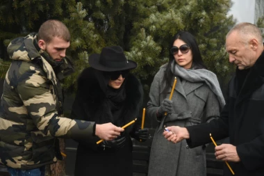 (FOTO, VIDEO) Održan pomen Arkanu: Ceca sa decom posetila njegov grob!