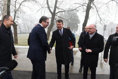 (FOTO, VIDEO) Predsednik Vučić na otvaranju fabrike u Bečeju: Da ljudi koji su investirali u Srbiju nastave da investiraju!
