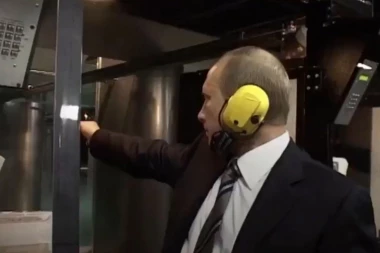 (VIDEO) Neviđen materijal: Putin puca iz pištolja, specijalci ne veruju kakvu veštinu poseduje