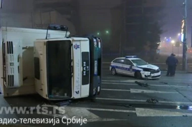 Težak udes kod Vlade Srbije: Automobil udario u kamion, od siline udara vozilo se prevrnulo