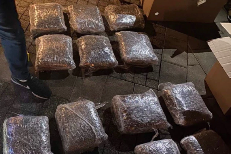 (FOTO) Pao Crnogorac na Zvezdari: Policija u mercedesu i kući pronašla BRDO narkotika!