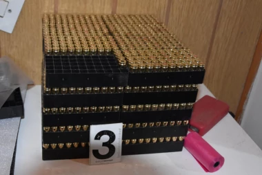 Uhapšen muškarac iz Kosovske Mitrovice: Policija u stanu pronašla gomilu MUNICIJE i DVE MINE!