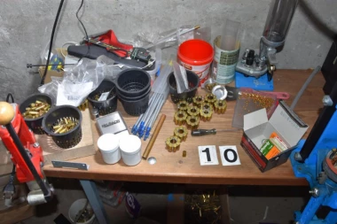 (FOTO) Neviđena zaplena! Pao Beograđanin naoružan do zuba, policija pronašla i mašinu za punjenje municije