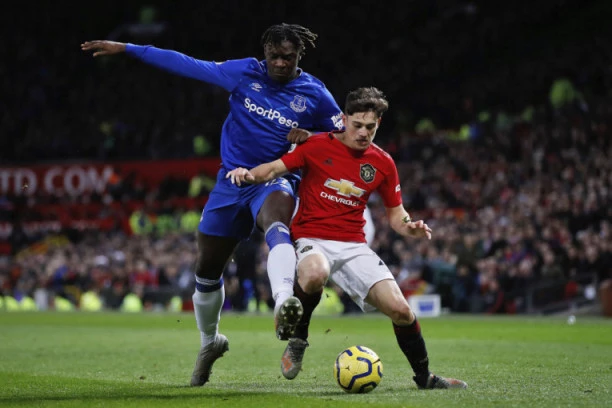 Boli ga uvo za koronu: Napadač Evertona orgijao sa manekenkama za vreme policijskog časa!