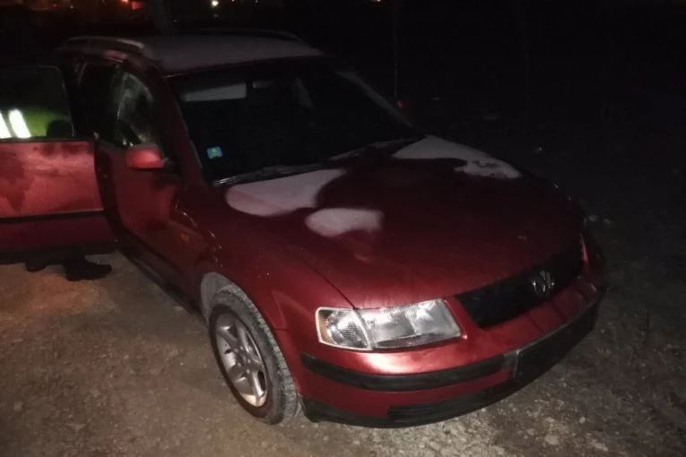 Svi prolazili pored napuštenog auta ne sluteći ništa, a onda je policija otkrila paket zbog čega je otvorena istraga