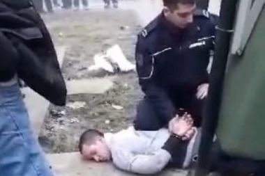 (VIDEO) Na menjačnici rešetke, lopov na zemlji, meštani besni! Pogledajte kako je uhapšen pljačkaš iz Omoljice