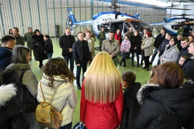 (FOTO) Stefanović sa decom poginulih pripadnika MUP-a u Helikopterskoj jedinici!
