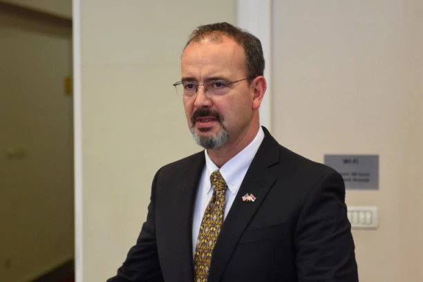 Od posledica korone umro otac američkog ambasadora u Srbiji!