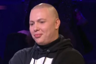 (FOTO) Ovu fotku krio je kao ZMIJA noge: Brendon k'o od majke rođen u strastvenom zagljaju sa MUŠKARCEM!