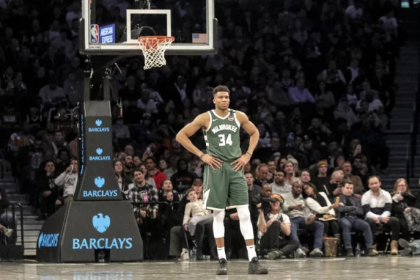 (VIDEO) Janisova magija za SAMO 25 minuta na parketu: Milvoki sa pola snage za ostanak na prvom mestu!