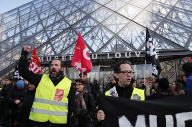 (VIDEO) Žestoki sukobi žutih prsluka i policija na protestima u Parizu