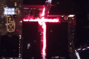 (VIDEO) Fenomenalna poruka Podgorici: "Delije" za Bogojavljenje zapalile Knez Mihailovu!