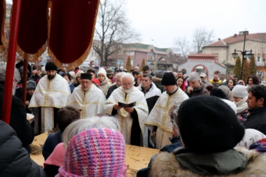 Veliki broj vernika u Jagodini okupio se kako bi preuzeo svetu bogojavljensku vodicu