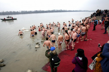 (FOTO) SVAKA ČAST! Beograd plivao za časni krst: Na više lokacija hrabri sugrađani ispoštovali tradiciju