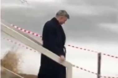 (VIDEO) PREKRSTIO SE, PA UŠAO U LEDENU VODU: Ovako je Lazanski obeležio Bogojavljenje u Moskvi